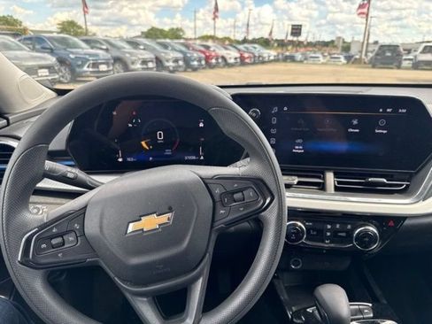 Used 2025 Chevrolet Trax LT FWD image 25