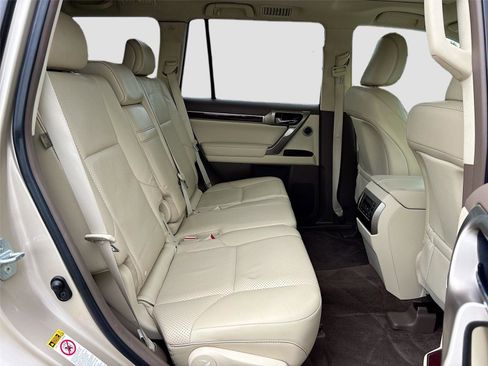 Used 2016 Lexus GX 460 Luxury w/ Preferred Accessory Package AWD/4WD image 29