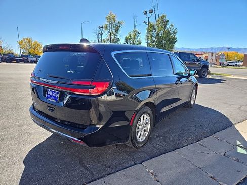 Used 2024 Chrysler Pacifica Touring-L image 5