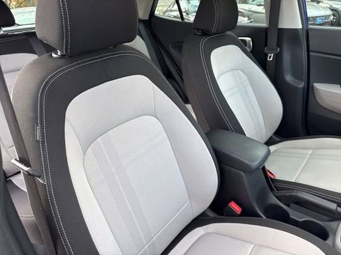 Used 2022 Hyundai Venue SEL image 26