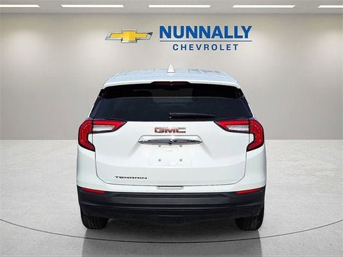 Used 2024 GMC Terrain SLE image 4