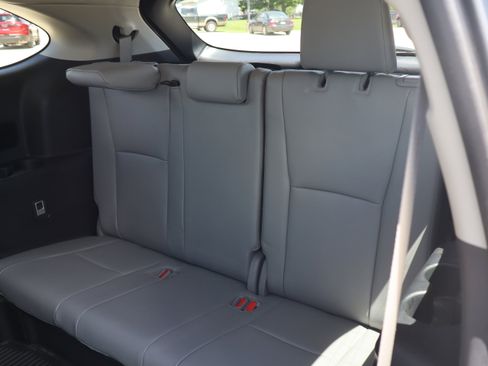 Used 2022 Toyota Highlander XLE AWD/4WD image 11