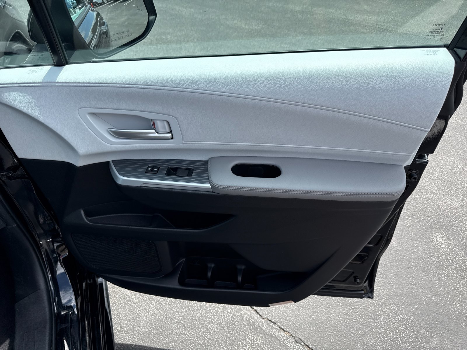 Used 2026 Toyota Sienna XLE FWD image 26