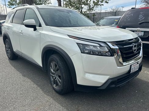 Certified 2024 Nissan Pathfinder SV image 2
