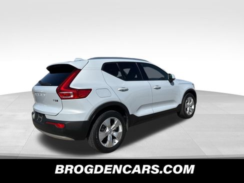 Used 2020 Volvo XC40 T5 Momentum image 3