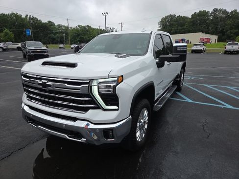 Used 2024 Chevrolet Silverado 2500 LTZ w/ LTZ Plus Package AWD/4WD image 3