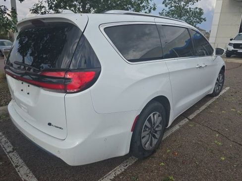 Used 2021 Chrysler Pacifica Touring-L FWD image 10
