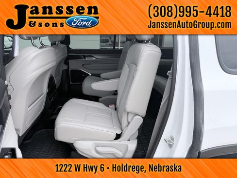 Used 2025 Jeep Wagoneer Series III w/ Premium Group I AWD/4WD image 16