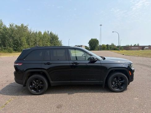 Used 2024 Jeep Grand Cherokee Altitude AWD/4WD image 6