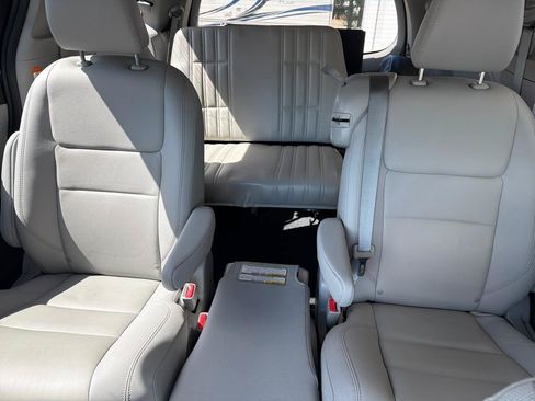 Used 2020 Toyota Sienna L FWD image 18