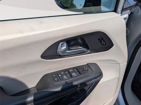 Used 2024 Chrysler Pacifica Touring-L FWD image 20