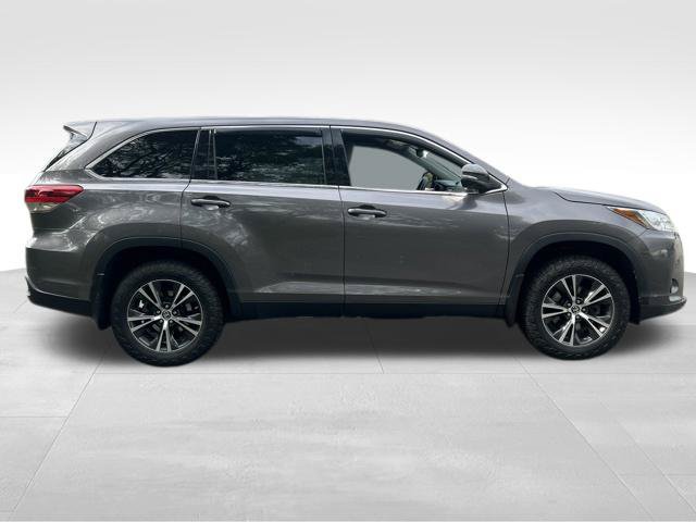Used 2019 Toyota Highlander LE AWD/4WD image 6