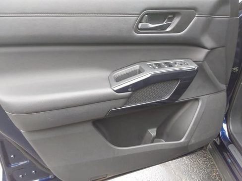 Used 2025 Nissan Pathfinder SV AWD/4WD image 19