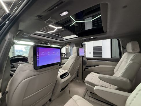 Used 2026 Cadillac Escalade ESV Platinum Sport w/ LPO, ONYX Package AWD/4WD image 30