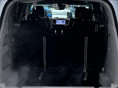 Used 2024 Chrysler Pacifica Touring-L image 19