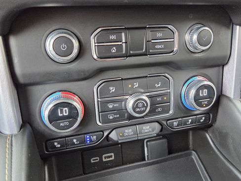 Used 2023 GMC Yukon SLT image 32