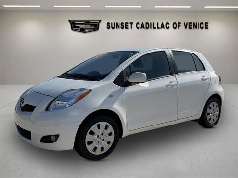 Used 2010 Toyota Yaris 4-Door Hatchback image 7