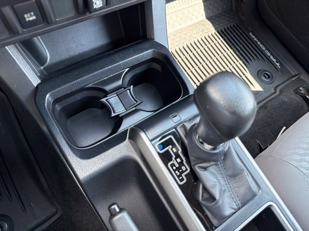 Used 2020 Toyota Tacoma SR5 AWD/4WD image 5
