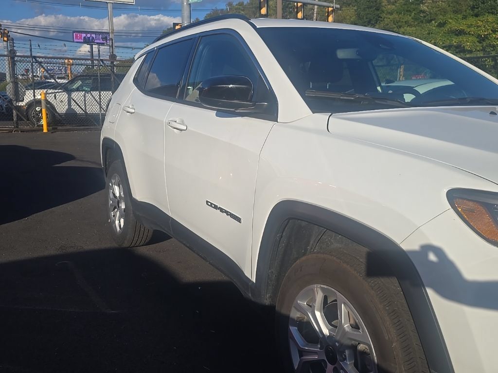 Used 2025 Jeep Compass Latitude AWD/4WD image 2