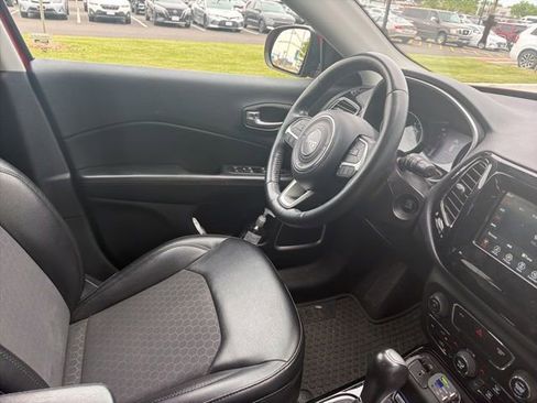 Used 2019 Jeep Compass Latitude FWD image 9