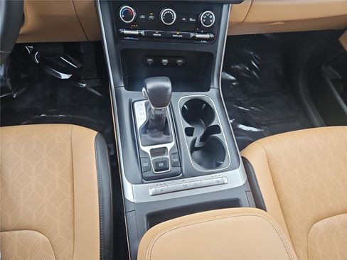 Used 2023 Kia Carnival LX image 23