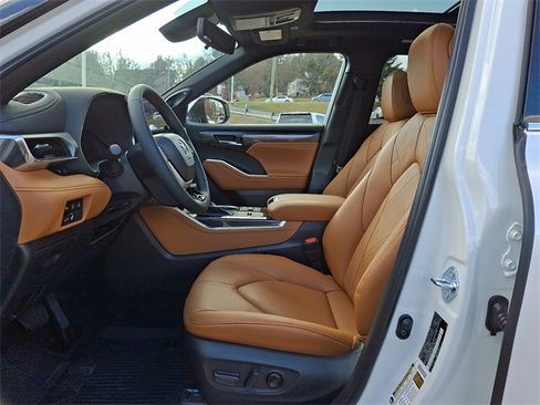 New 2026 Toyota Highlander Platinum image 13