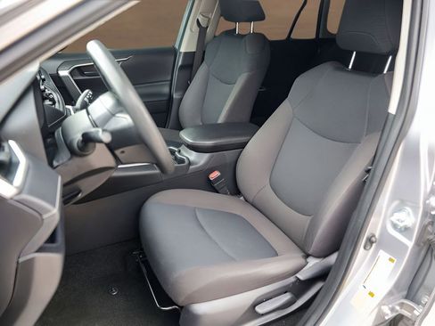 Used 2021 Toyota RAV4 LE FWD image 7