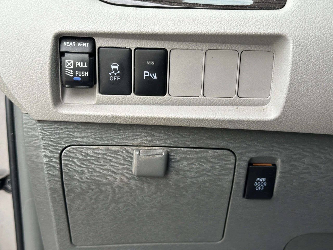 Used 2018 Toyota Sienna XLE w/ XLE Navigation Package FWD image 31