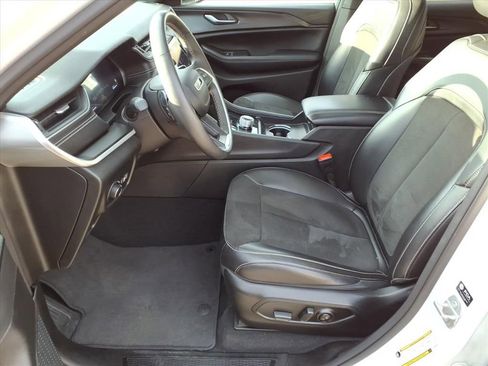 Used 2023 Jeep Grand Cherokee Altitude image 11