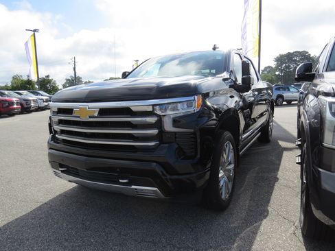 Used 2025 Chevrolet Silverado 1500 High Country w/ High Country Premium Package AWD/4WD image 4