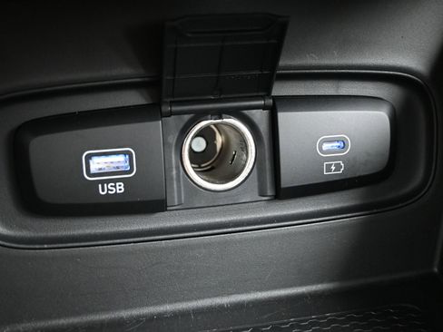 Used 2024 Hyundai Venue SEL image 19