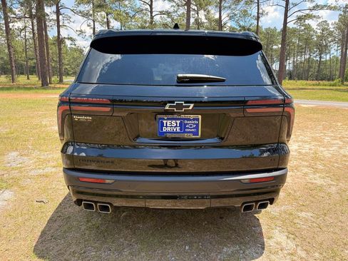 Used 2024 Chevrolet Traverse LT w/ Midnight/Sport Edition FWD image 4