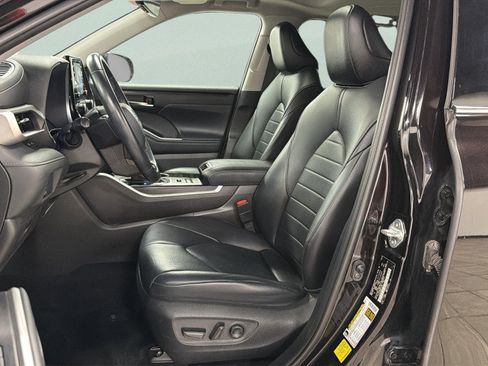 Used 2021 Toyota Highlander XLE AWD/4WD image 16