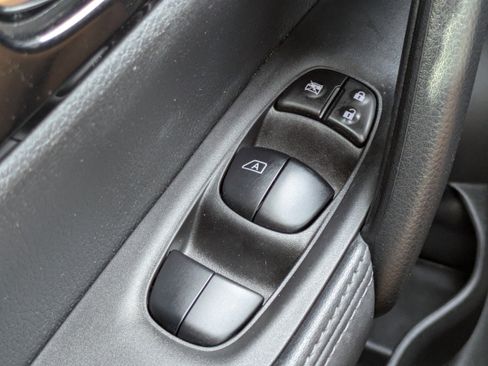 Used 2021 Nissan Rogue Sport SV image 27