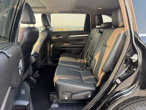Used 2018 Toyota Highlander XLE AWD/4WD image 11