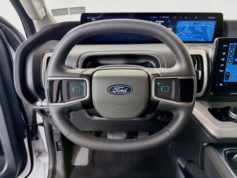Used 2025 Ford Expedition Active AWD/4WD image 3