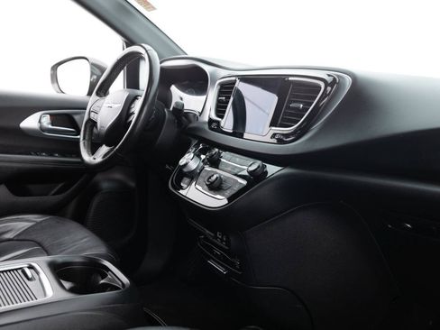 Used 2020 Chrysler Pacifica Touring-L Plus w/ S Appearance Package FWD image 27