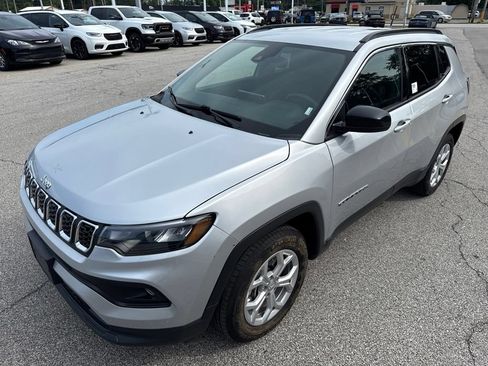 Used 2024 Jeep Compass Latitude AWD/4WD image 10