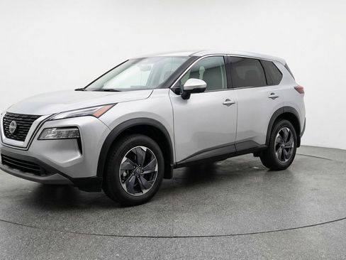 Used 2025 Nissan Rogue SV image 3