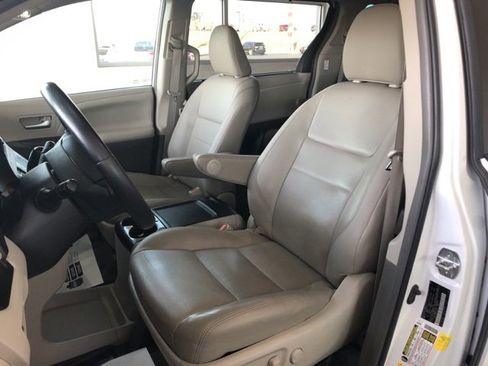Used 2019 Toyota Sienna XLE image 10