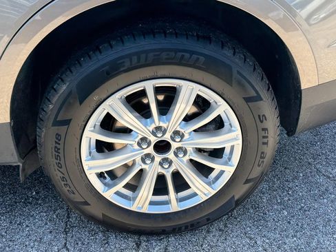 Used 2018 Cadillac XT5 Luxury w/ Driver Awareness Package FWD image 9