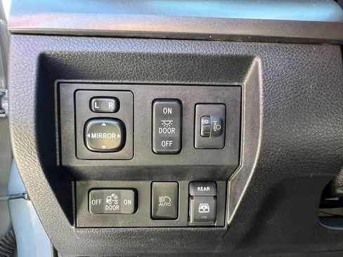Used 2018 Toyota Tundra SR5 image 19