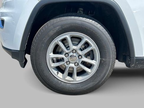 Used 2020 Jeep Grand Cherokee Laredo AWD/4WD image 10