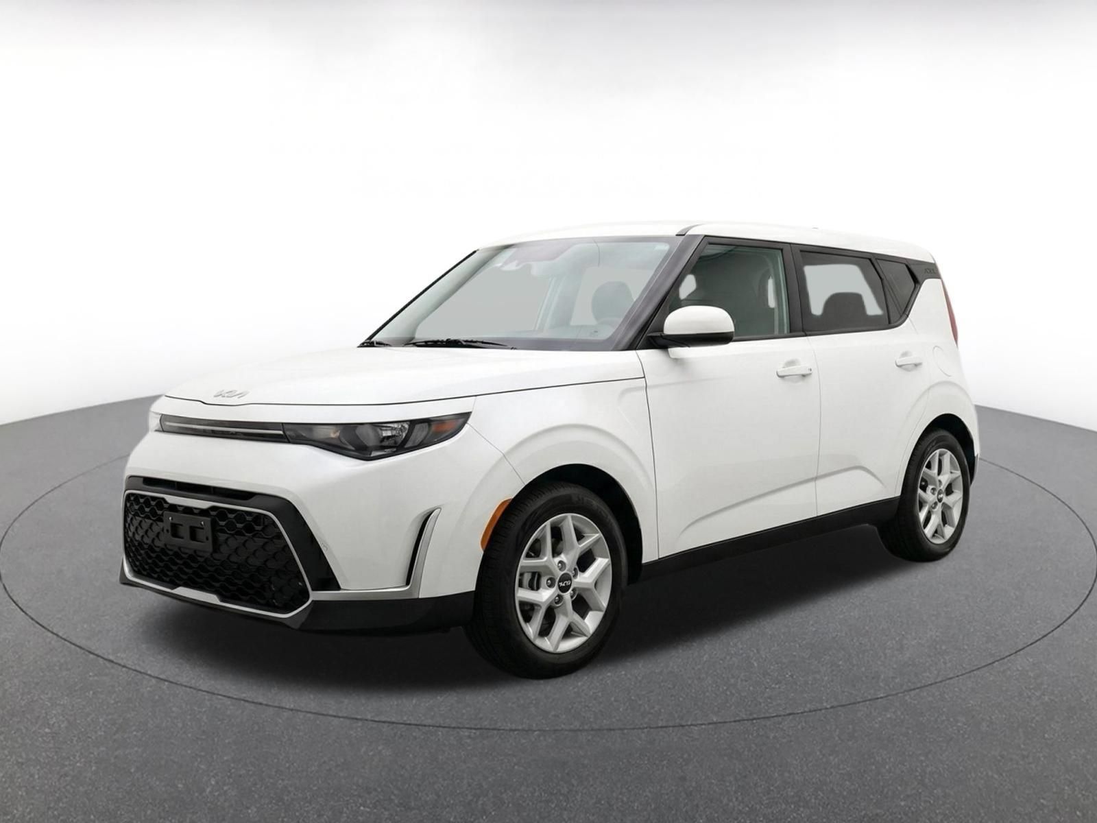 Used 2025 Kia Soul LX w/ LX Technology Package FWD image 3