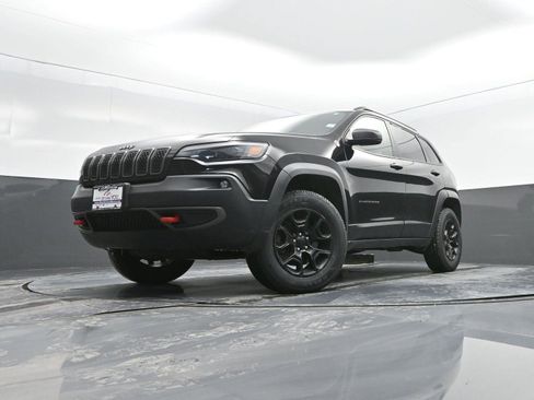 Used 2019 Jeep Cherokee Trailhawk w/ Cold Weather Group image 42