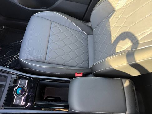 Certified 2025 Volkswagen Tiguan SEL R-Line image 14