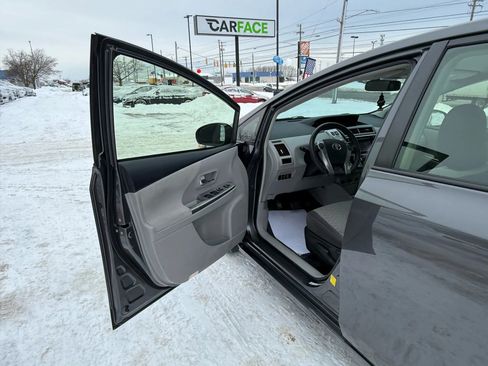 Used 2017 Toyota Prius V Two image 18