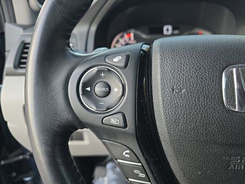 Used 2018 Honda Pilot Touring image 16