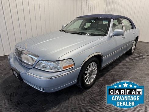 Used 2006 Lincoln Town Car Signature RWD image 1