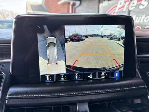 Used 2022 GMC Yukon XL SLT w/ SLT Premium Package image 9